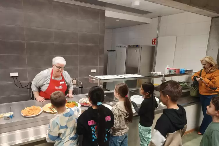 Die FRühstücksomas im Einsatz an der Eduard-Orth-Grundschule.