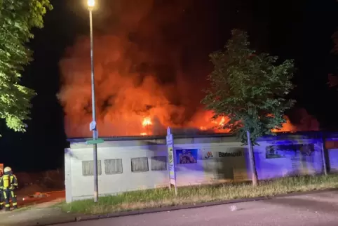 Hohe Flammen schlagen aus dem Dach: Dieses Bild zeigte sich der Feuerwehr bei der Anfahrt. 