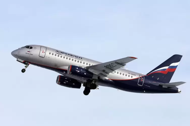 Russisches Passagierflugzeug Suchoi Superjet SSJ 100