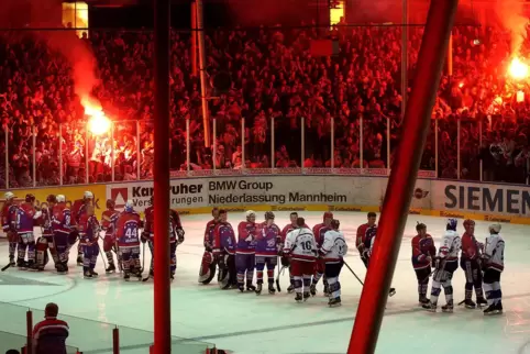 Abschied vom Eisstadion: 2005 spielten noch einmal Auswahlmannschaften im Friedrichspark. 