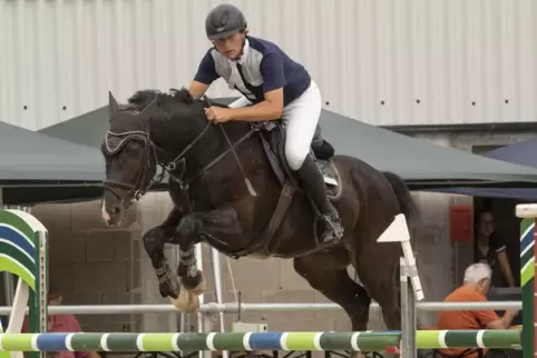 Markus Blaul (RSV Pfalzmühle Haßloch) im vergangenen Jahr beim Turnier in Standenbühl, bei dem er das M-Springen gewann. 