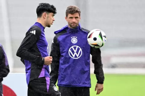 Thomas Müller (rechts) wird wohl nicht mehr in der DFB-Elf auflaufen. Aleksandar Pavlovic (links), bei der EM krankheitsbedingt 