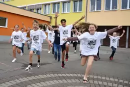 „Tschüss Grundschule!“, steht auf den T-Shirts der Viertklässler in Schönenberg-Kübelberg. Den Mädchen und Jungs stehen nun sech