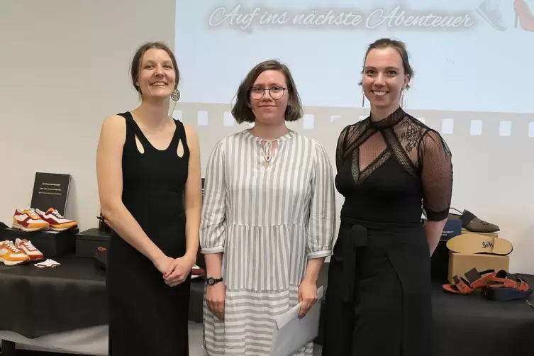 Die ausgezeichnete Schuhfachschul-Absolventinnen (von links): Anna Pfülb, Sophie Bauer und Helen Charlotte Bilstein. 