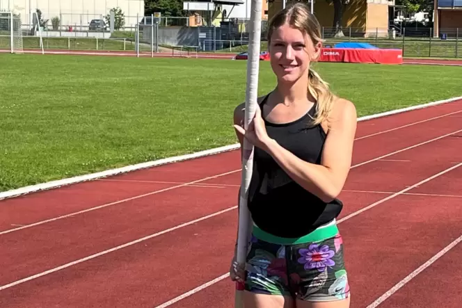 Seit etwa einem Jahr trainiert Stabhochspringerin Tamineh Steinmeyer in Zweibrücken.