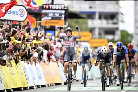 Jasper Philipsen (links) gewinnt die 13. Etappe der Tour de France 2024, rechts Pascal Ackermann (blau). 