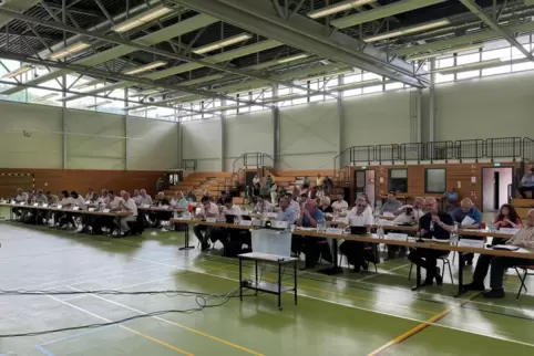 Blick in die Würzbachhalle und auf den neuen Blieskasteler Stadtrat.