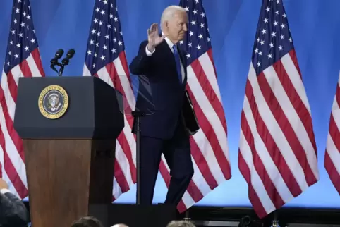 Joe Biden geht ab – aber nur am Schluss einer Pressekonferenz nach dem Nato-Gipfel in Washington.