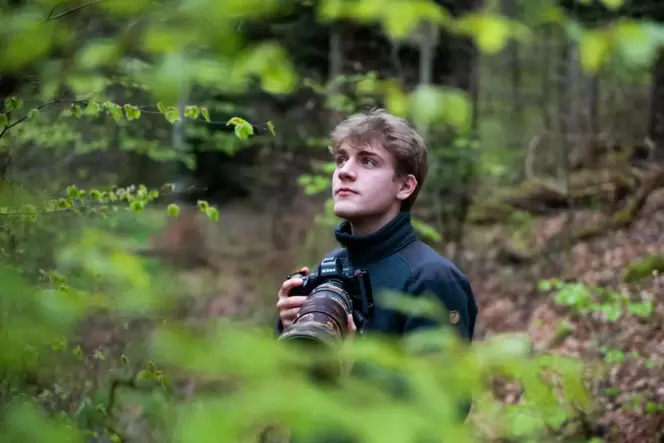 Luis Wittmer beim Fotografieren im Wald. Er ist der neue Fraktionsvorsitzender der Grünen im Stadtrat.