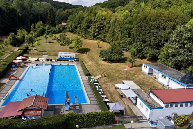 Seit über 90 Jahren hat Bosenbach ein eigenes Freibad. Im vergangenen Jahr drohte die Gefahr, dass es 2024 nicht mehr geöffnet w