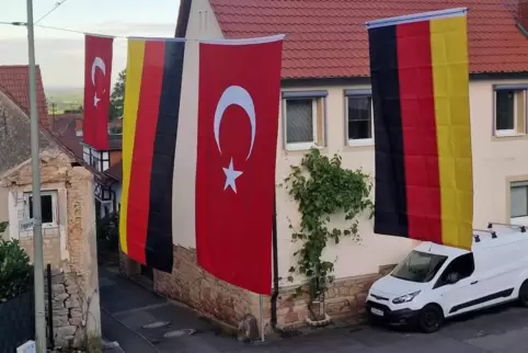 Türkische und deutsche Fahnen haben während der EM die Enggasse geschmückt. 