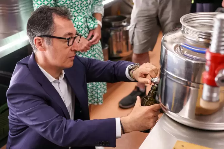 Landwirtschaftsminister Cem Özdemir füllt in der Hauensteiner Ölmühle eine Flasche Sonnenblumenöl ab. 