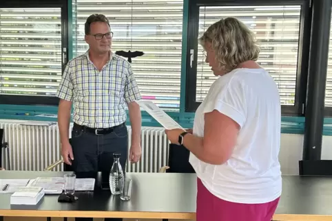 Verbandsgemeindebürgermeisterin Silke Brunk ernennt Jürgen Wenzel zum Ersten Beigeordneten. 