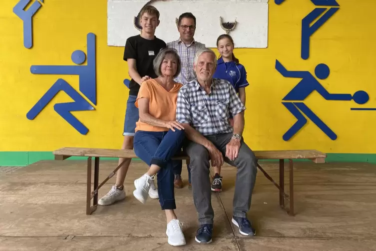 Familie Fruth auf der Sportanlage des TV Kleinniedesheim: Jannis, Tim, Hanna (von links). Sitzend: Johannes und Hiltrud Fruth. 