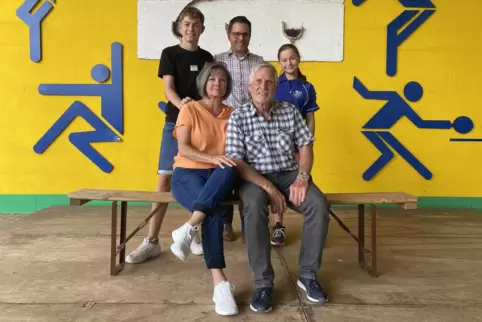 Familie Fruth auf der Sportanlage des TV Kleinniedesheim: Jannis, Tim, Hanna (von links). Sitzend: Johannes und Hiltrud Fruth. 