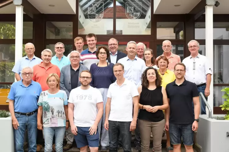 Der Wachenheimer Stadtrat. Vorne von links: Walter Disteldorf, Birgit Seitz, Johannes Wolf, Marcus Scholz, Isabelle Euler-Kohlen