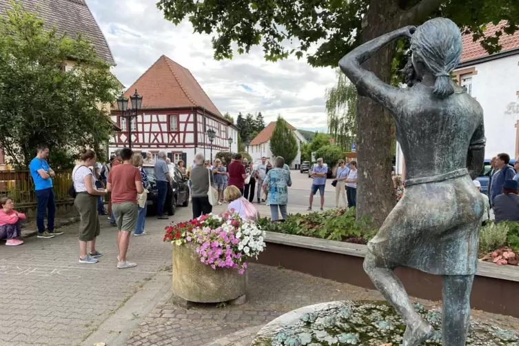 Das Wort keltern kommt von „treten“ – das und noch viel mehr erfuhren die Spaziergänger diesmal.