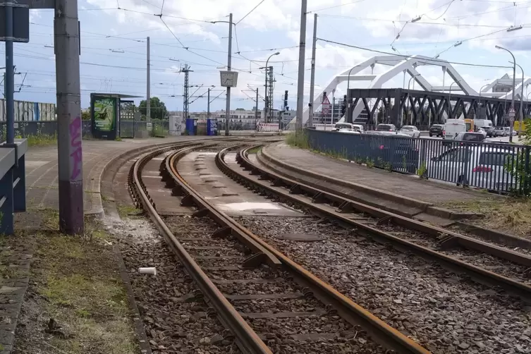 Die Straßenbahnzufahrt zur Konrad-Adenauer-Brücke bleibt auf unbestimmte Zeit gesperrt. 