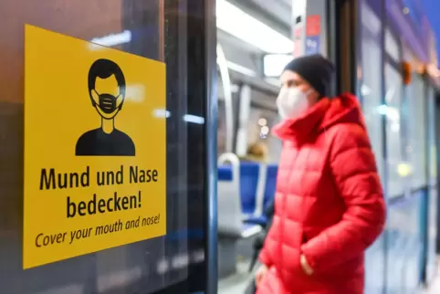 Abstand halten war aus Expertensicht effektiver als Maske tragen, um die Übertragung des Coronavirus zu verhindern. 