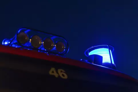 Blaulicht auf dem Dach eines Feuerwehrfahrzeugs