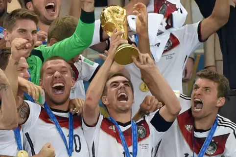 Philipp Lahm mit dem WM-Pokal