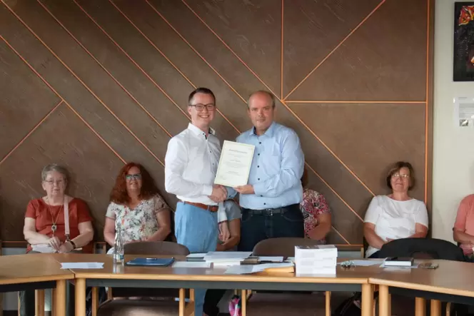 Bürgermeister Steffen Weiß (rechts) vereidigt den neuen Ortsvorsteher Oliver Jauernig.