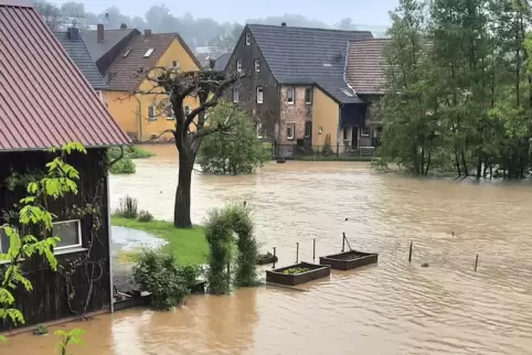 In der Verbandsgemeinde Zweibrücken-Land waren die Dörfer entlang des Hornbachs stark vom Hochwasser betroffen, hier die Bahnhof