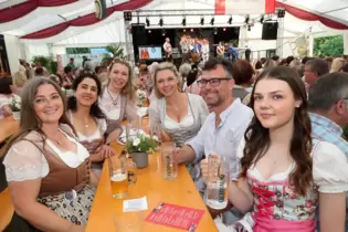 Feier in Tracht: Bei der Dirndl-Revival-Party im Brezelfest-Zelt war viel los.