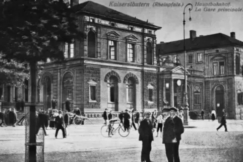  Auf der Ansichtskarte aus dem Jahr 1925 ist der ab 1876 erbaute Hauptbahnhof abgebildet. Weil Kaiserslautern noch französisch b
