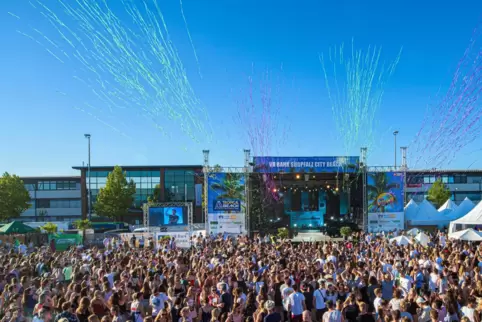  Festival-Ort ist der Neue Messeplatz in Landau. 