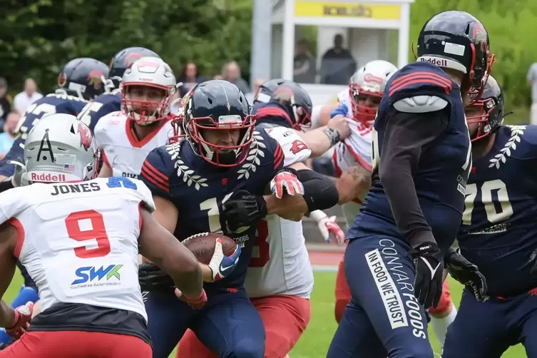 Wo kann ich hier durch? Felix Reichert (in der Mitte mit Ball) von den Pirmasens Praetorians sucht die Lücke in der Abwehrformat