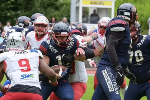 Wo kann ich hier durch? Felix Reichert (in der Mitte mit Ball) von den Pirmasens Praetorians sucht die Lücke in der Abwehrformat