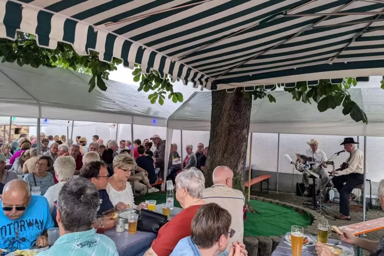 Country-Musik made in Edigheim: Frank MacCloud und Klaus König spielten beim Fest.