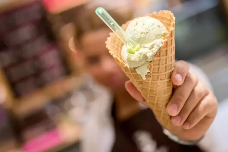 Ist im Sommer eine willkommene Abkühlung: ein leckeres Eis aus der Waffel. Oder doch lieber aus dem Becher?