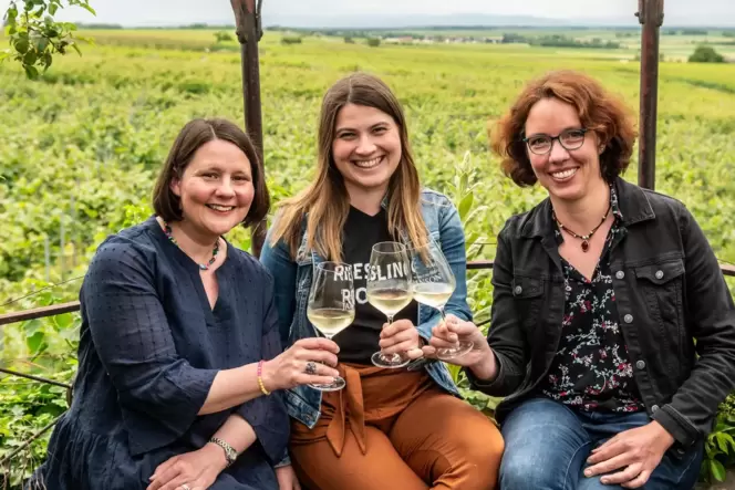 Sarah Janson, Saskia Teucke und Christine Freund (von links) beschäftigen sich gerne mit Wein.