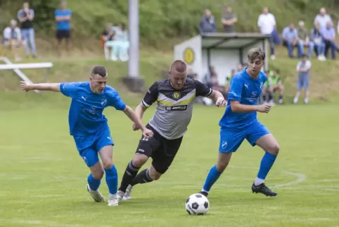 Auftakt in die neue Spielzeit im Fußballkreis: Battweilers Stürmer Andre Homberg (Mitte, hier gegen die SGR-Spieler Luca Hauk un