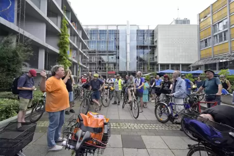 Mit dem Fahrrad ging es diesmal nach Mannheim. Ein Ziel: der Dalbergplatz. Vorneweg: Helmut van der Buchholz.