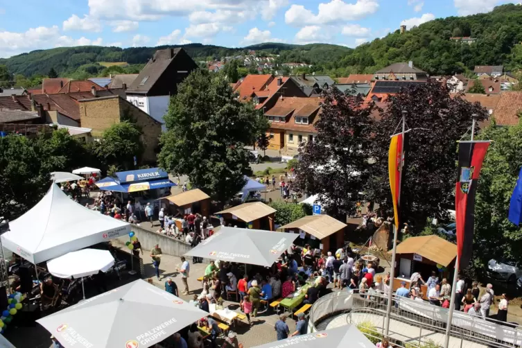 Rund ums Lauterecker Verwaltungsgebäude herrschte Feststimmung bei bestem Wetter. 