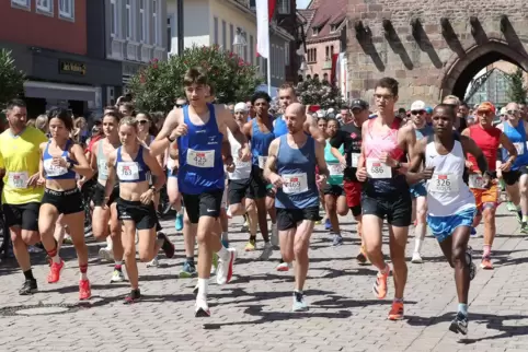 Übernimmt sofort die Spitze und gibt sie nie mehr her: Kidus Gebremeskel (rechts im weißen Trikot).