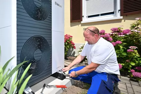 Holger Pfahler bei der Arbeit an einer Wärmepumpe.