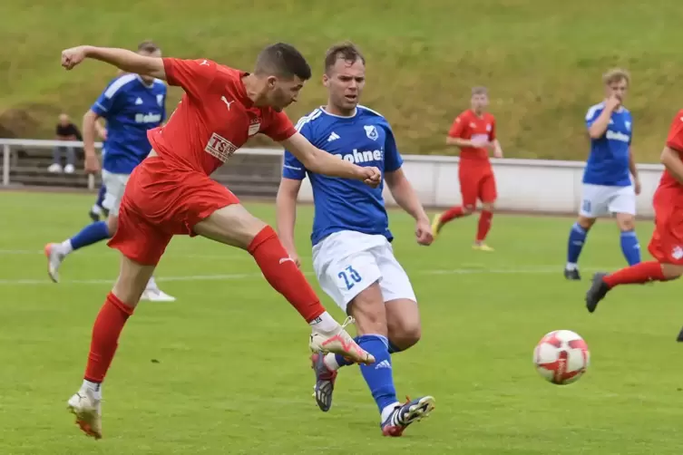 Eppenbrunns Tarek Manfred Rabahi (links) erzielt das 4:0 für sein Team. Yannick Drews, Spielertrainer des SV Hochstellerhof, kan