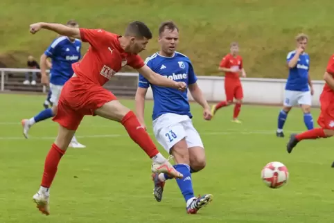 Eppenbrunns Tarek Manfred Rabahi (links) erzielt das 4:0 für sein Team. Yannick Drews, Spielertrainer des SV Hochstellerhof, kan