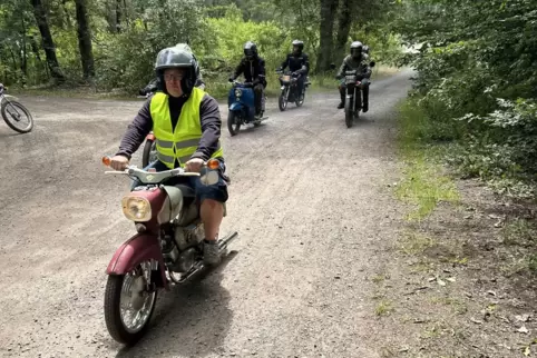 Selbstverständlich gehören auch Ausfahrten zum Moped-Treffen dazu. 