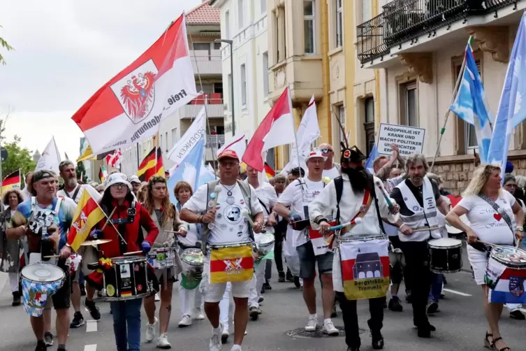 An Pfingstsonntag marschierte die Gruppierung „Freieinig“ von der Festwiese Richtung Hambach. An dem Wochenende war die Verwaltu