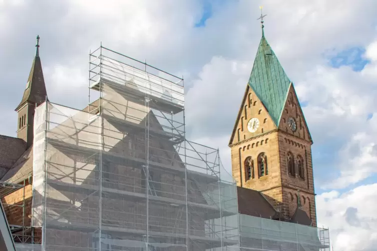 An der katholischen Kirche im Stadtteil Ramstein laufen aufwendige Reparaturarbeiten. 