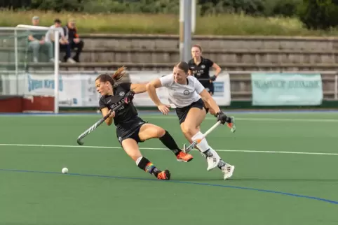 Die Dürkheimerin Johanna Eitel (rechts) im Zweikampf mit Leonie Marie Metzke (HC Heidelberg). 