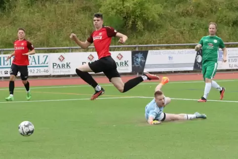 Trotz des Fouls von Torwart Paul Stegmann von der SG TuS Rimschweiler/VB Zweibrücken schießt TSC-Angreifer Alexander Styben (Zwe