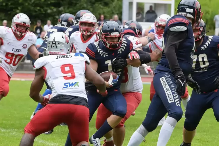 Wo kann ich hier durch? Felix Reichert (in der Mitte mit Ball) von den Pirmasens Praetorians sucht die Lücke in der Abwehrformat