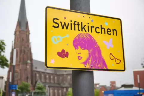 Ortsschild "Swiftkirchen" zu Ehren von Taylor Swift