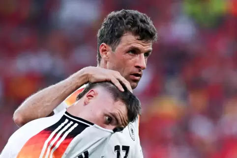 Nach dem EM-Aus zieht Thomas Müller (hinten) einen Schlussstrich unter seine DFB-Laufbahn.
